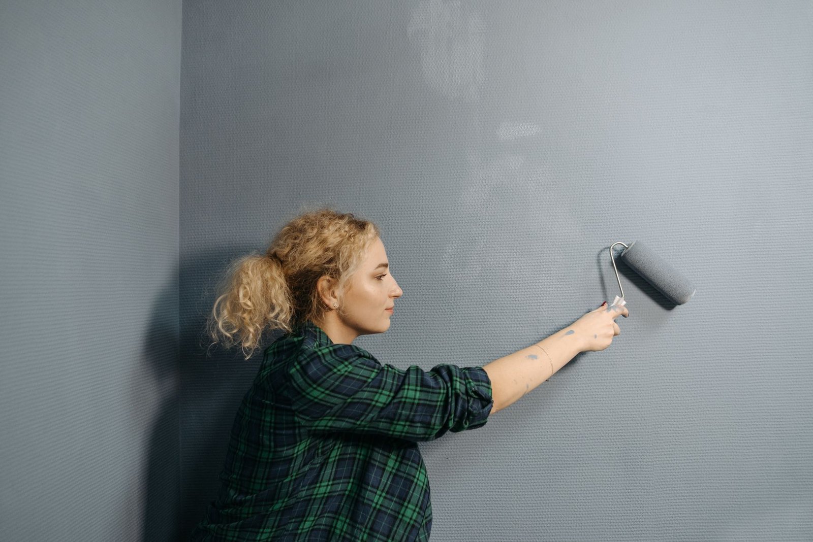 Painter applying a smooth grey wall finish - illustrative photo